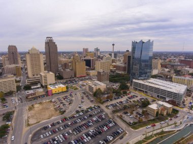 Amerika Kulesi 'nin ve San Antonio, Teksas, TX, ABD' deki şehir merkezinin havadan görüntüsü..