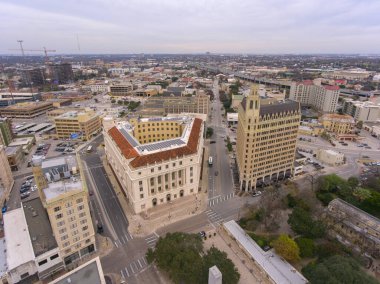 ABD Posta Merkezi binası ve San Antonio, Teksas, TX, ABD merkezindeki Emily Morgan Oteli 'nin hava görüntüsü..