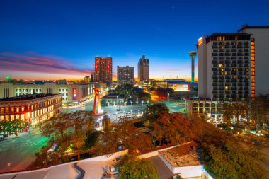 San Antonio City Skyline Panorama, San Antonio şehir merkezinde, Teksas, ABD. Bu fotoğraftaki siluet Marriott Rivercenter 'ı da içeriyor..