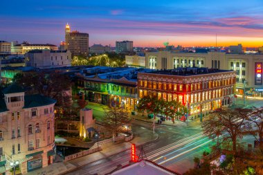 Losoya Caddesi 'ndeki Ticaret Caddesi' ndeki tarihi binalar. Arka planda Emily Morgan Oteli var. San Antonio, Teksas şehir merkezinde gündoğumu alacakaranlığı..