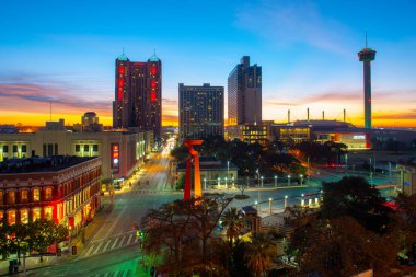 San Antonio City Skyline Panorama, San Antonio şehir merkezinde, Teksas, ABD. Bu fotoğraftaki siluet Marriott Rivercenter 'ı da içeriyor..