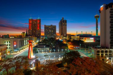 San Antonio City Skyline Panorama, San Antonio şehir merkezinde, Teksas, ABD. Bu fotoğraftaki siluet Marriott Rivercenter 'ı da içeriyor..