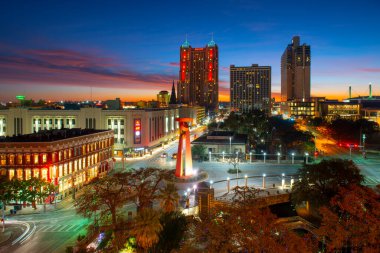 San Antonio City Skyline Panorama, San Antonio şehir merkezinde, Teksas, ABD. Bu fotoğraftaki siluet Marriott Rivercenter 'ı da içeriyor..