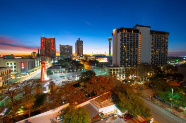 San Antonio City Skyline Panorama, San Antonio şehir merkezinde, Teksas, ABD. Bu fotoğraftaki siluet Marriott Rivercenter 'ı da içeriyor..