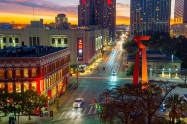 San Antonio Ticaret Caddesi ve Dostluk Meşalesi San Antonio şehir merkezinde gün doğumunda, Teksas, ABD.