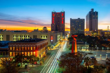 San Antonio City Skyline Panorama, San Antonio şehir merkezinde, Teksas, ABD. Bu fotoğraftaki siluet Marriott Rivercenter 'ı da içeriyor..