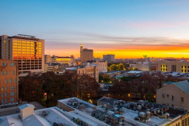 San Antonio şehir merkezindeki tarihi binalar arasında San Antonio, Teksas şehir merkezindeki gündoğumu alacakaranlığında Emily Morgan Hotel de var..