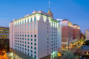 San Antonio City silueti Hotel Contessa, Westing Riverwalk ve Tower Life Building dahil San Antonio şehir merkezinde, Teksas, ABD.