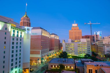 San Antonio şehrinin silueti Hotel Contessa, Westing Riverwalk, Drury Plaza Hotel ve Tower Life Building de dahil olmak üzere San Antonio şehir merkezinde, Teksas, ABD.