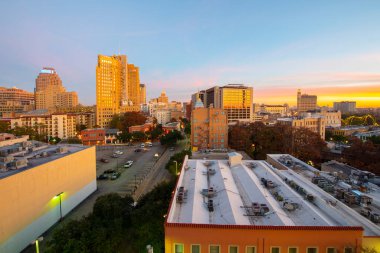 Weston Centre ve Nix Professional Building ile E Ticaret Caddesi 'ndeki Tarihi Bina, San Antonio, Teksas şehir merkezinde gündoğumunda arka planda..