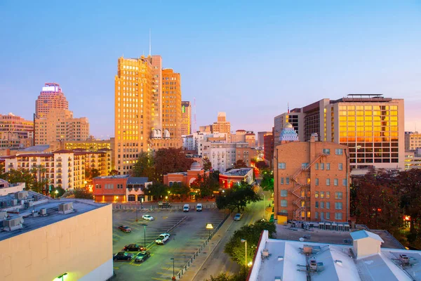 米国テキサス州サンアントニオのダウンタウンで日の出を背景に ウェストンセンターとNix Professional BuildingとEコマースセントの歴史的建造物 — ストック写真