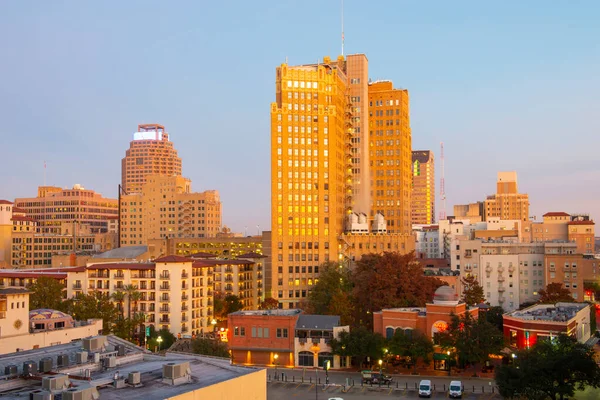 Weston Centre ve Nix Professional Building ile E Ticaret Caddesi 'ndeki Tarihi Bina, San Antonio, Teksas şehir merkezinde gündoğumunda arka planda..