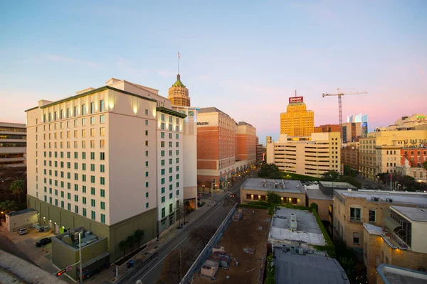 San Antonio şehrinin silueti Hotel Contessa, Westing Riverwalk, Drury Plaza Hotel ve Tower Life Building de dahil olmak üzere San Antonio şehir merkezinde, Teksas, ABD.