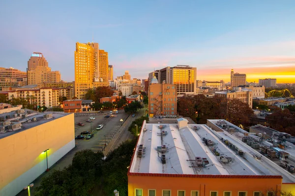 Weston Centre ve Nix Professional Building ile E Ticaret Caddesi 'ndeki Tarihi Bina, San Antonio, Teksas şehir merkezinde gündoğumunda arka planda..