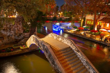 San Antonio Nehri Yolu ve San Antonio Nehri üzerindeki taş köprü La Villita yakınlarındaki San Antonio, Teksas, ABD.