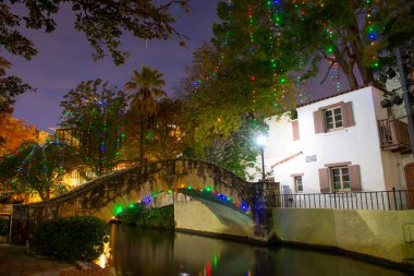 San Antonio Nehri Yürüyüşü S. Presa Caddesi ve Rosita Köprüsü yakınlarındaki San Antonio Nehri şehir merkezinde, Teksas, TX, ABD.