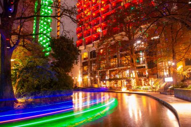 San Antonio Nehri Yolu ve San Antonio şehir merkezindeki La Villita yakınlarındaki ışıklı tekne, Teksas, TX, ABD.