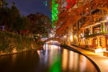 San Antonio Nehri Yolu ve San Antonio Nehri üzerindeki taş köprü Alamo yakınlarındaki San Antonio, Teksas, ABD.