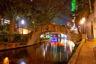 San Antonio Nehri Yolu ve San Antonio Nehri üzerindeki taş köprü Alamo yakınlarındaki San Antonio, Teksas, ABD.