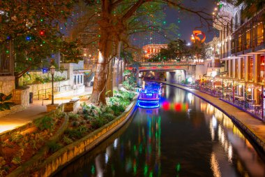 San Antonio Nehri Yolu ve San Antonio şehir merkezindeki La Villita yakınlarındaki ışıklı tekne, Teksas, TX, ABD.