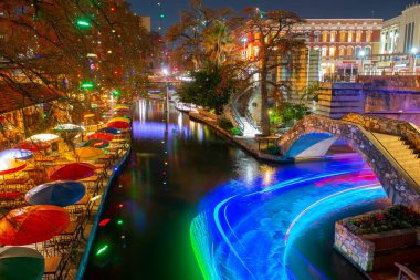 San Antonio Nehri Yolu ve San Antonio Nehri üzerindeki taş köprü Alamo yakınlarındaki San Antonio, Teksas, ABD.