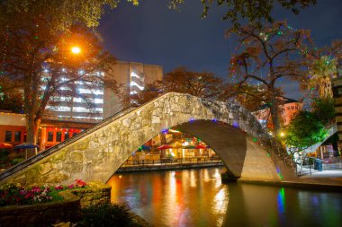 San Antonio Nehri Yolu ve San Antonio Nehri üzerindeki taş köprü Alamo yakınlarındaki San Antonio, Teksas, ABD.