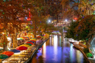 San Antonio River Walk Alamo yakınlarındaki E Crockett Caddesi ve E Commerce Caddesi arasındaki San Antonio, Teksas, ABD.