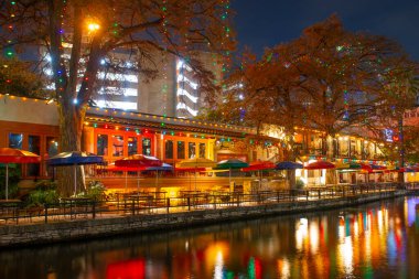 San Antonio River Walk Alamo yakınlarındaki E Crockett Caddesi ve E Commerce Caddesi arasındaki San Antonio, Teksas, ABD.