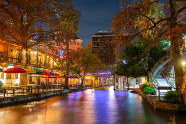 San Antonio River Walk Alamo yakınlarındaki E Crockett Caddesi ve E Commerce Caddesi arasındaki San Antonio, Teksas, ABD.