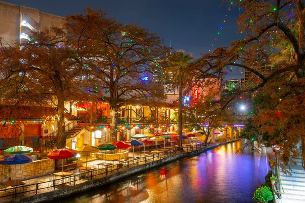 San Antonio River Walk Alamo yakınlarındaki E Crockett Caddesi ve E Commerce Caddesi arasındaki San Antonio, Teksas, ABD.