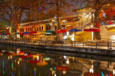 San Antonio River Walk Alamo yakınlarındaki E Crockett Caddesi ve E Commerce Caddesi arasındaki San Antonio, Teksas, ABD.