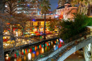 San Antonio River Walk Alamo yakınlarındaki E Crockett Caddesi ve E Commerce Caddesi arasındaki San Antonio, Teksas, ABD.