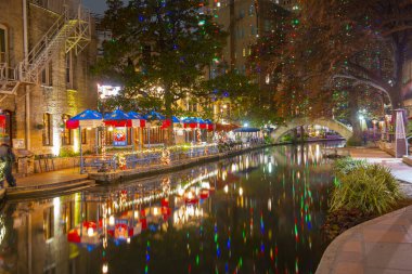 San Antonio River Walk Alamo yakınlarındaki E Crockett Caddesi ve E Commerce Caddesi arasındaki San Antonio, Teksas, ABD.