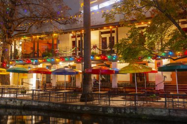 San Antonio River Walk Alamo yakınlarındaki E Crockett Caddesi ve E Commerce Caddesi arasındaki San Antonio, Teksas, ABD.