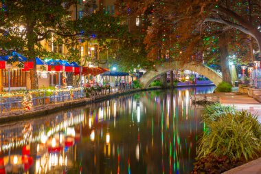 San Antonio River Walk Alamo yakınlarındaki E Crockett Caddesi ve E Commerce Caddesi arasındaki San Antonio, Teksas, ABD.