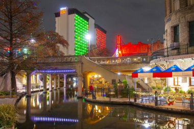 River Walk ve Hilton Palacio del Rio, San Antonio şehir merkezinde, Teksas, ABD.