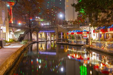 San Antonio River Walk Alamo yakınlarındaki E Crockett Caddesi ve E Commerce Caddesi arasındaki San Antonio, Teksas, ABD.