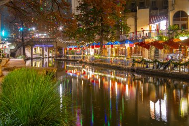 San Antonio River Walk Alamo yakınlarındaki E Crockett Caddesi ve E Commerce Caddesi arasındaki San Antonio, Teksas, ABD.