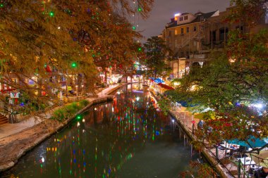 San Antonio River Walk Alamo yakınlarındaki E Crockett Caddesi ve E Commerce Caddesi arasındaki San Antonio, Teksas, ABD.