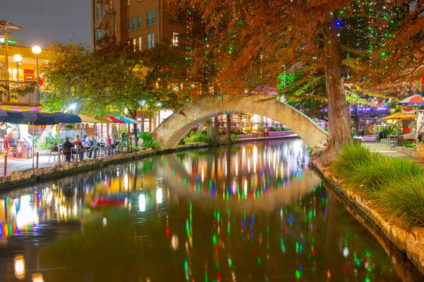 San Antonio Nehri Yolu ve San Antonio Nehri üzerindeki taş köprü La Villita yakınlarındaki San Antonio, Teksas, ABD.