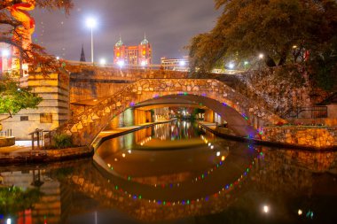 San Antonio Nehri Yolu ve San Antonio Nehri üzerindeki taş köprü Alamo yakınlarındaki San Antonio, Teksas, ABD.
