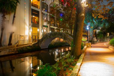 San Antonio Nehri Yolu ve Alamo yakınlarındaki San Antonio Nehri üzerindeki taş köprü San Antonio, Teksas, TX, ABD.