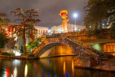 San Antonio Nehri Yolu ve San Antonio Nehri üzerindeki taş köprü La Villita yakınlarındaki San Antonio, Teksas, ABD.