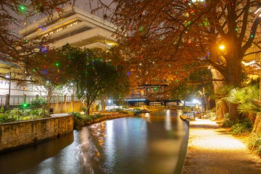 San Antonio Nehri Caddesi yakınlarındaki San Antonio, Teksas şehir merkezinde, ABD.