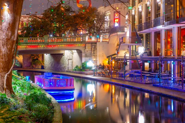 San Antonio Nehri Yolu ve San Antonio şehir merkezindeki La Villita yakınlarındaki ışıklı tekne, Teksas, TX, ABD.