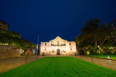 Alamo Misyonu gece yarısı San Antonio, Teksas, ABD şehir merkezinde. Misyon, San Antonio Misyonları Dünya Mirası Bölgesi 'nin bir parçası..