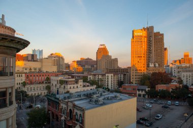 Weston Centre ve Nix Professional Building ile E Ticaret Caddesi 'ndeki Tarihi Bina, San Antonio, Teksas şehir merkezinde gündoğumunda arka planda..