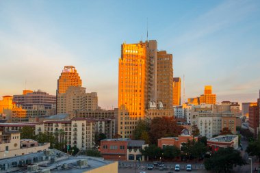 Weston Centre ve Nix Professional Building ile E Ticaret Caddesi 'ndeki Tarihi Bina, San Antonio, Teksas şehir merkezinde gündoğumunda arka planda..