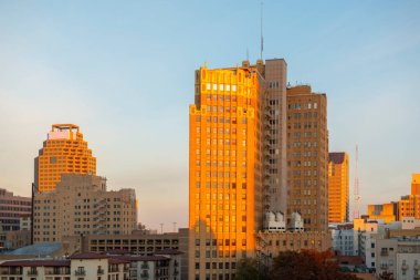 Weston Centre ve Nix Professional Building ile E Ticaret Caddesi 'ndeki Tarihi Bina, San Antonio, Teksas şehir merkezinde gündoğumunda arka planda..