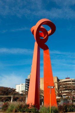 The Torch of Friendship Spanish: La Antorcha de la Amistad, Alamo Plaza yakınlarındaki E Commerce Street, San Antonio, Teksas, ABD.
